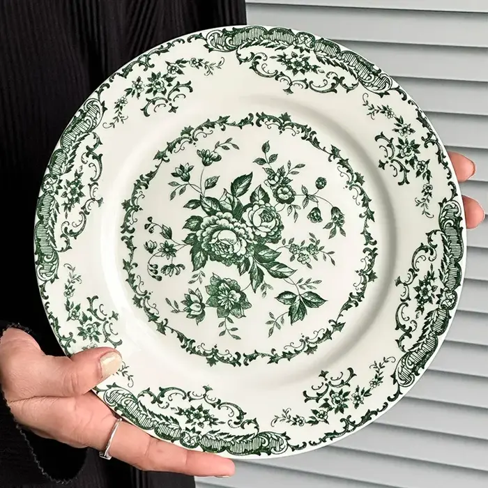 Assiette en céramique rose vintage française