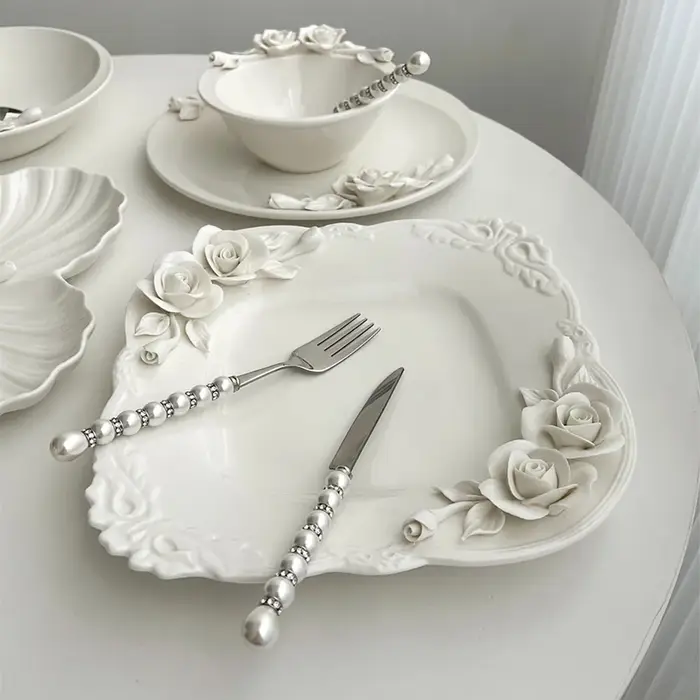 Bol à fleurs, assiette