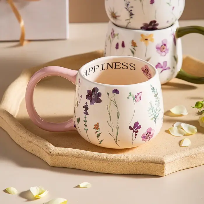 Tasse à café en céramique colorée à motif floral 380 ml avec grande poignée abstraite