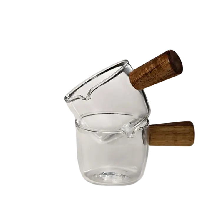 Tasse à café en verre avec manche en bois