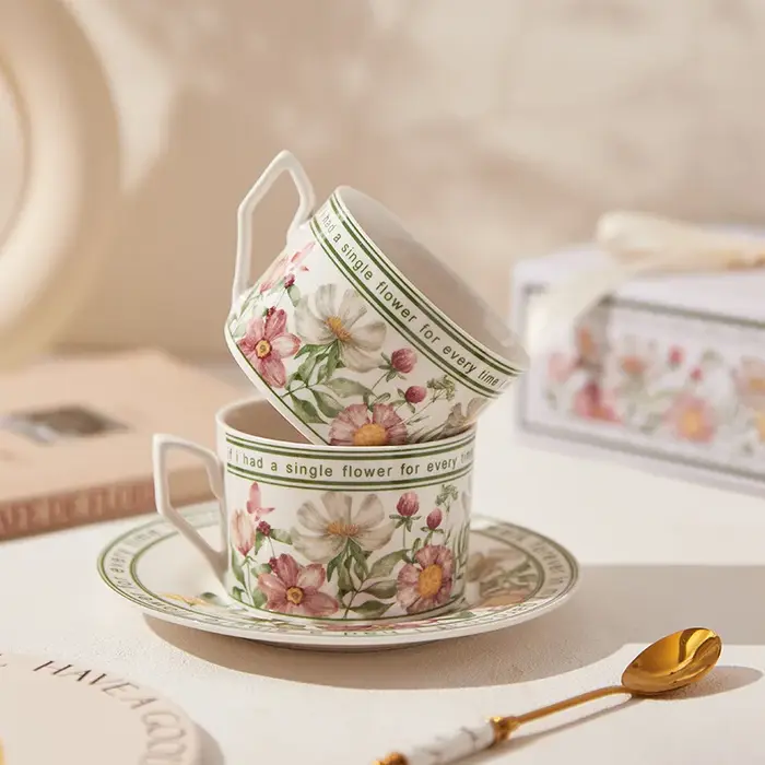 Tasse à café et soucoupe de Style rétro français