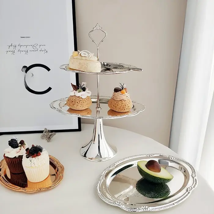 Plateau de service vintage en argent gaufré pour desserts