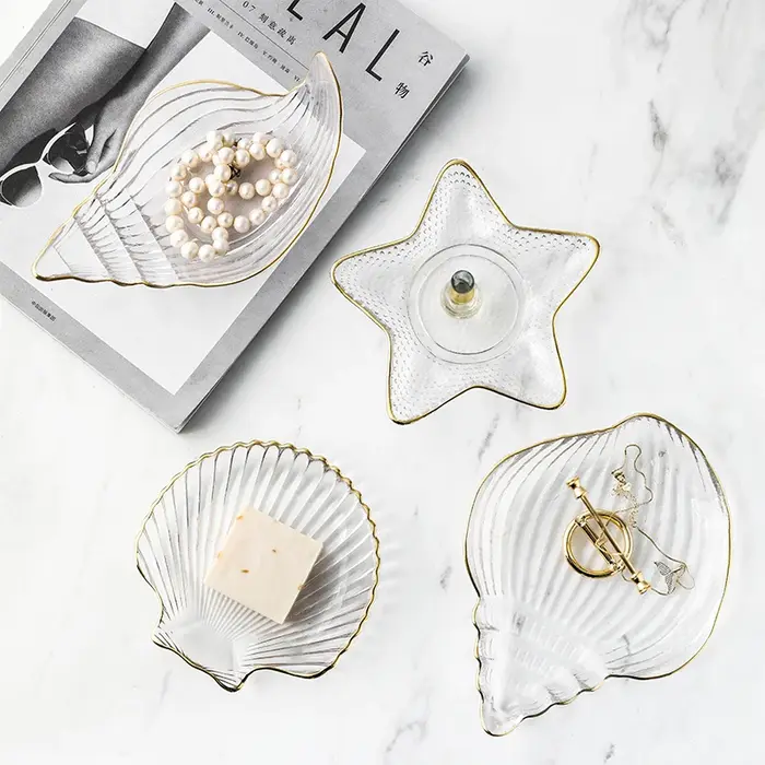 Ensemble de petites assiettes et bols en verre avec bord doré