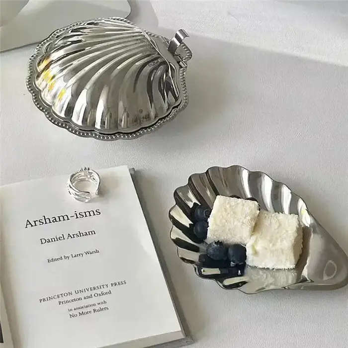 Assiette en acier inoxydable en forme de coquille