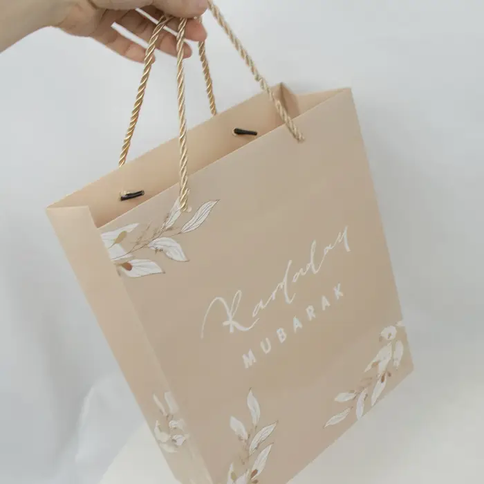 Assiettes en papier gris Ramadan Mubarak