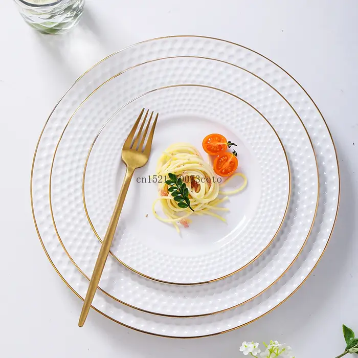 Assiette en céramique à bords dorés de style européen