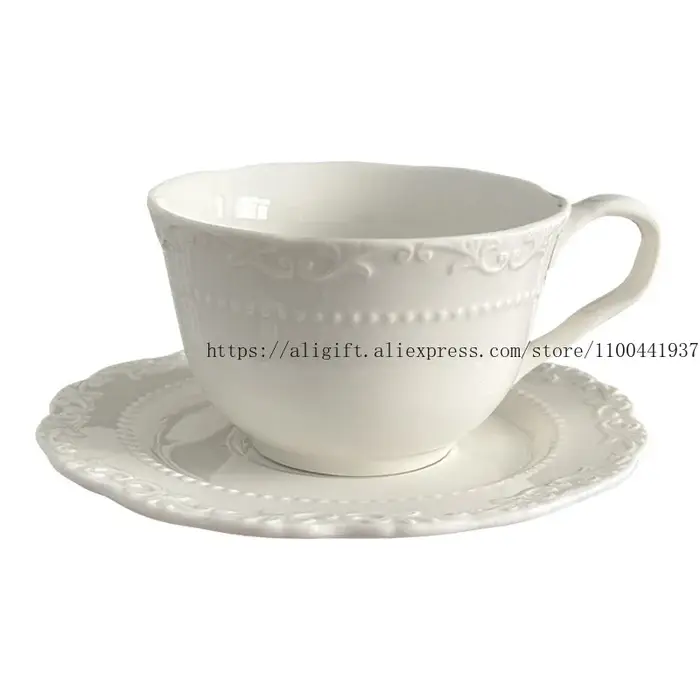 Ensemble de tasses à café et assiettes à fleurs en relief