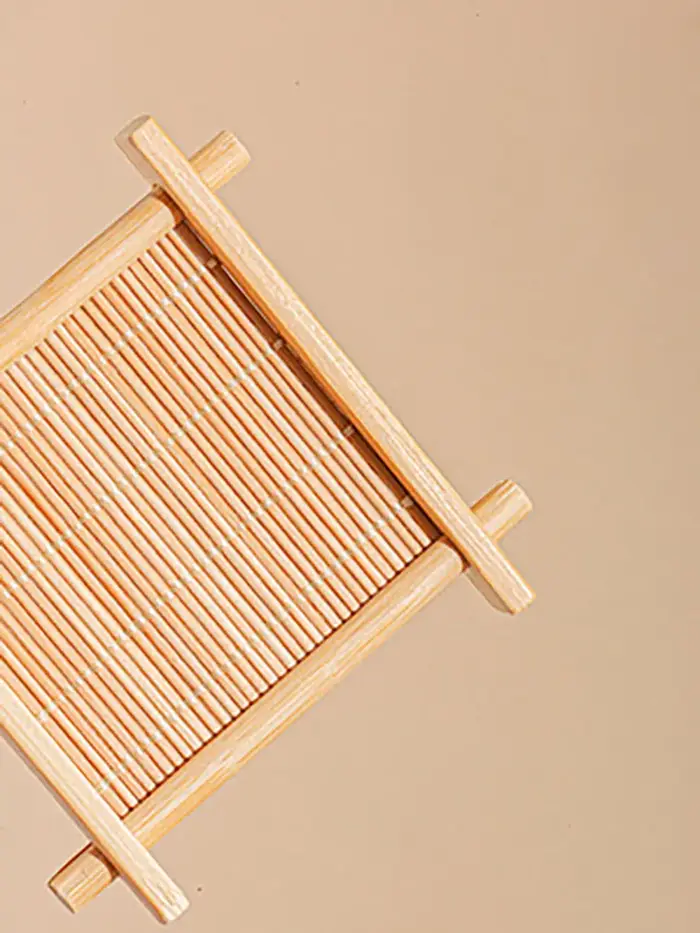Petite vaisselle en bois de bambou tissé