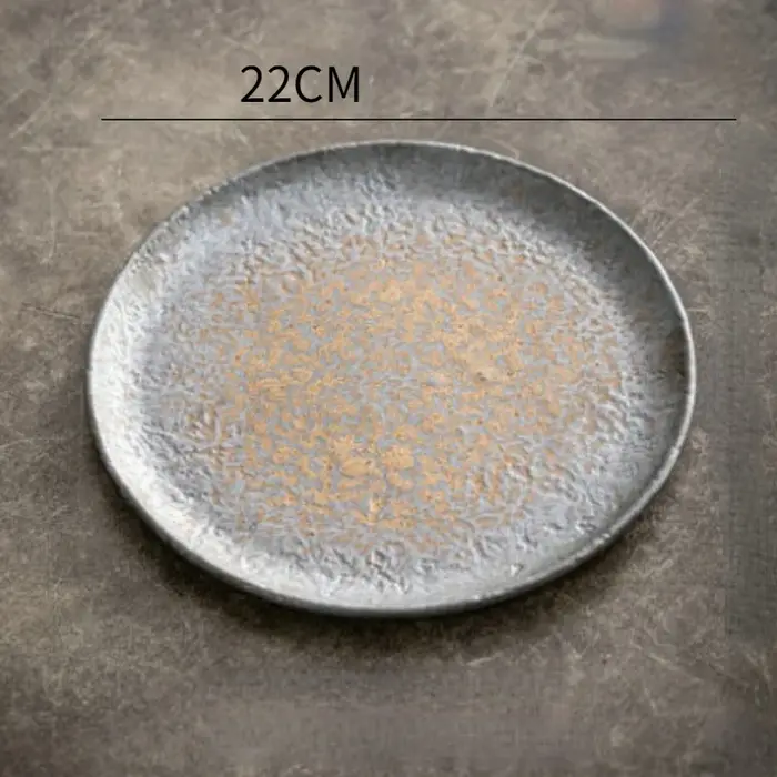 Assiette peu profonde à motif de marteau en grès