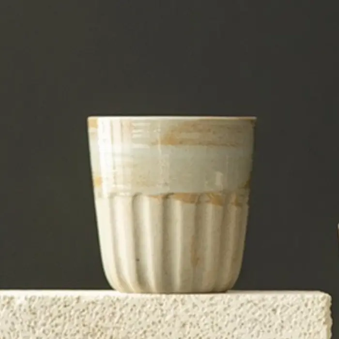 Tenir une tasse à café, tasse rétro simple en poterie grossière, tasse de lait pour petit déjeuner d