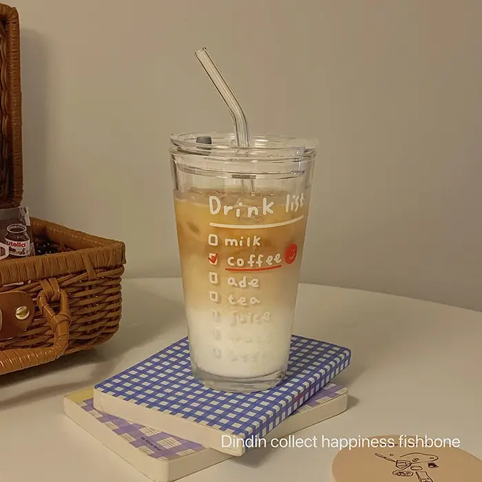 Bouteille d'eau en verre avec paille et couvercle