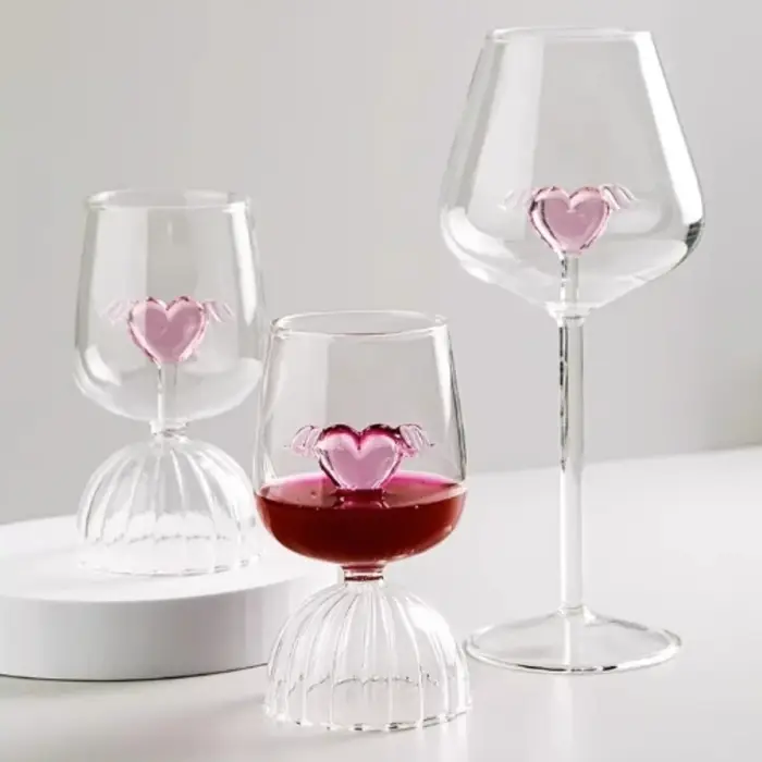 Verre à vin rouge rayé en forme de cœur