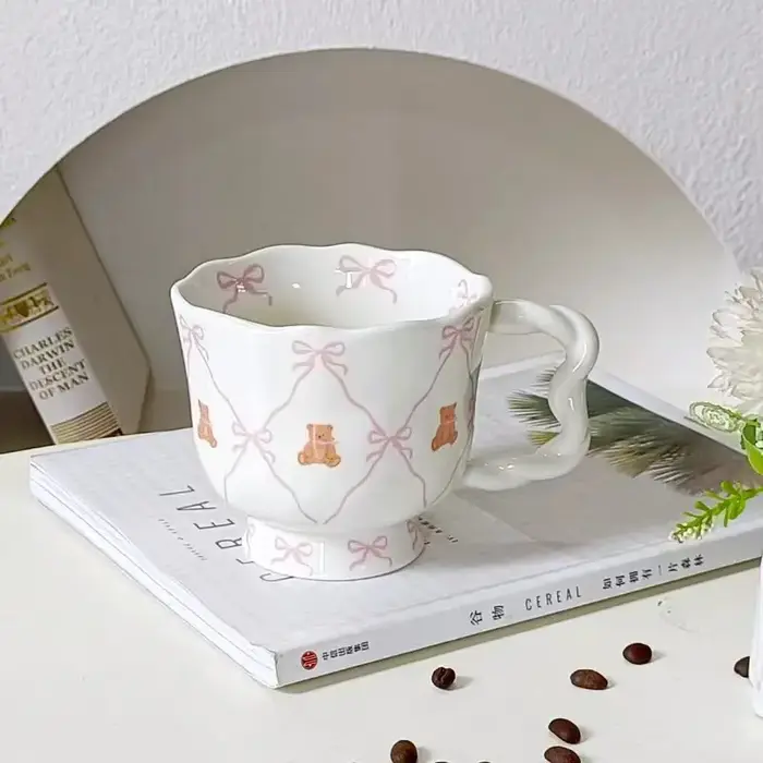 Tasse à café en céramique avec nœud rose
