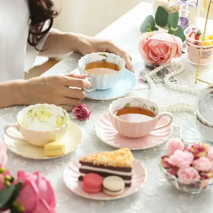 Ensemble de tasses à thé et soucoupes en porcelaine rose