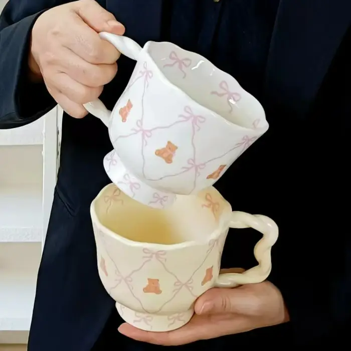 Tasse à café en céramique avec nœud rose