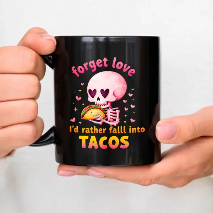 Une tasse en céramique noire avec un motif de torpille de crâne rose et le texte "Oufrez sur l'amour