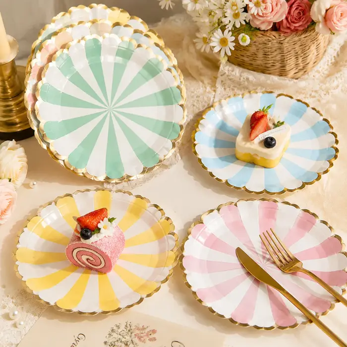 Vaisselle jetable écologique rayée pour fête d'anniversaire