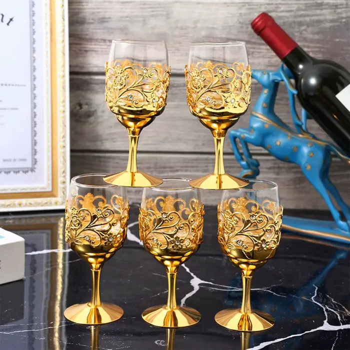Verre à vin doré luxueux