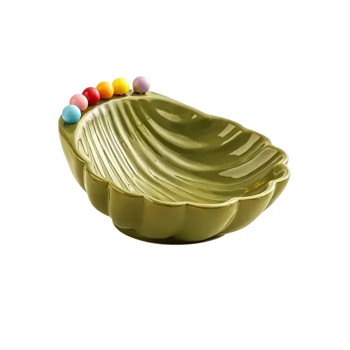 Assiette à fruits en céramique avec fourchette