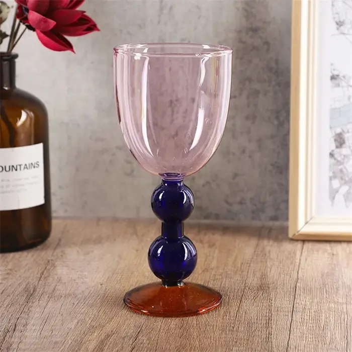 Gobelet en verre coloré nordique