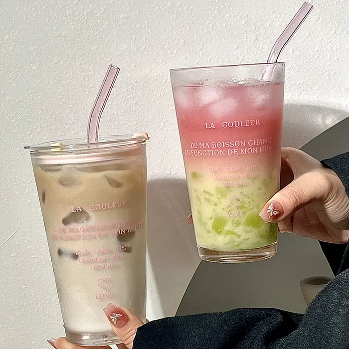 Tasse en verre mignonne avec paille et couvercle