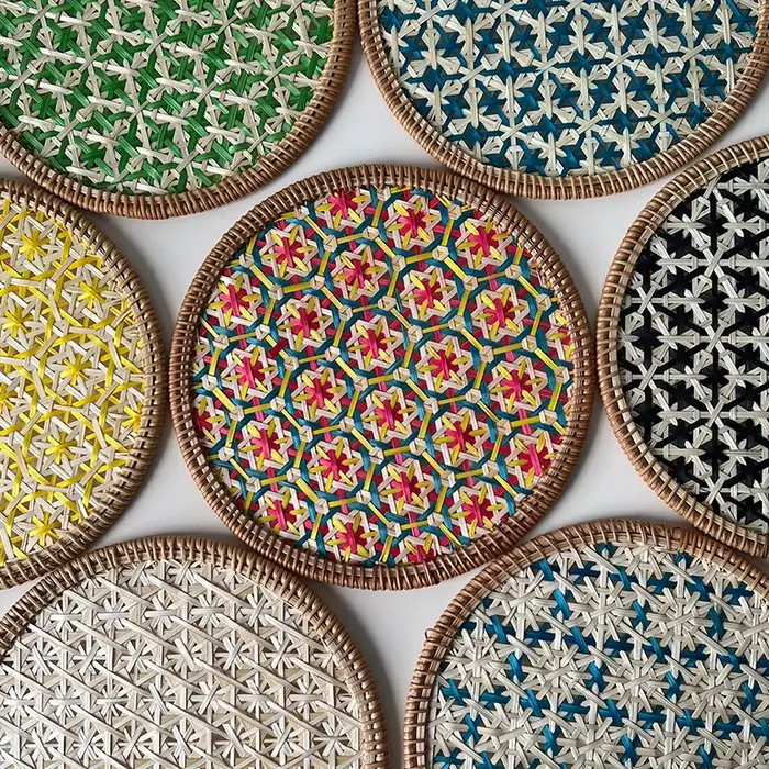 Sets de table ronds en rotin coloré tressé à la main