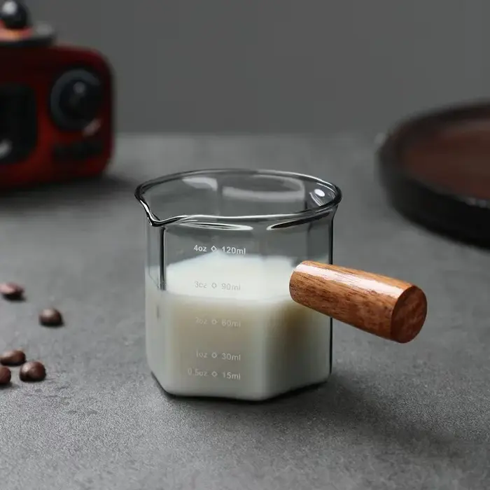 Tasse à mesurer expresso en verre avec manche en bois hexagonal de 120ml
