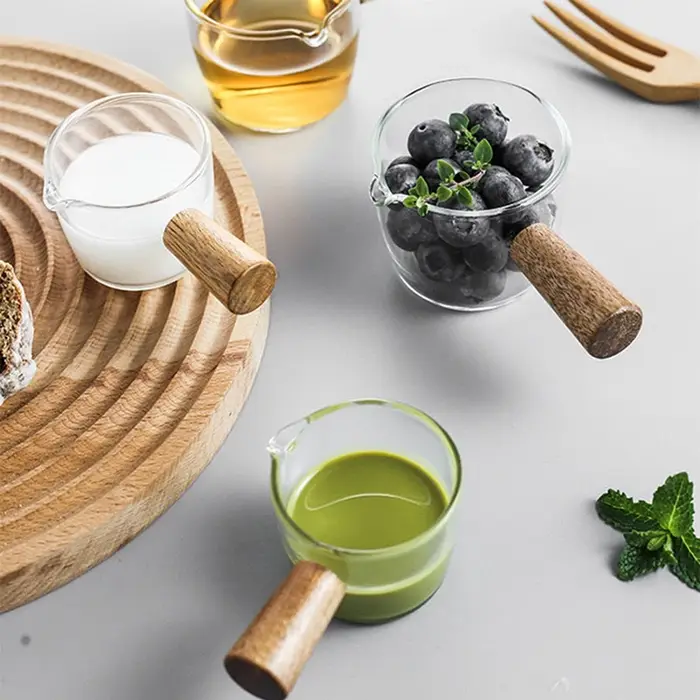 Tasse à mesurer en verre avec manche en bois