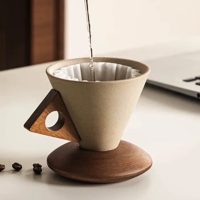 Tasse à café en céramique médiévale