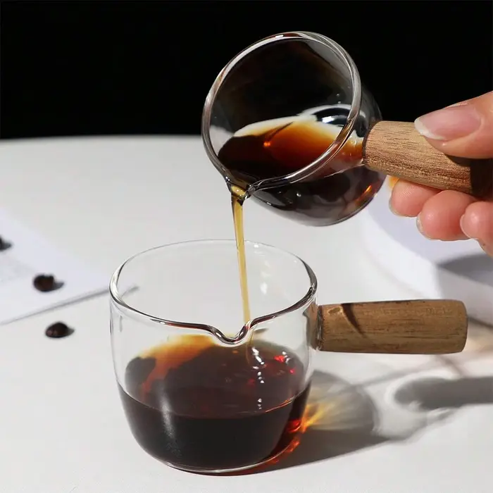 Tasse à mesurer en verre avec manche en bois
