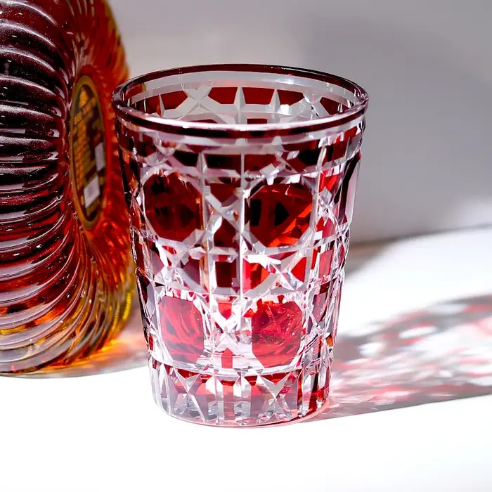 Verre à whisky rouge fait à la main