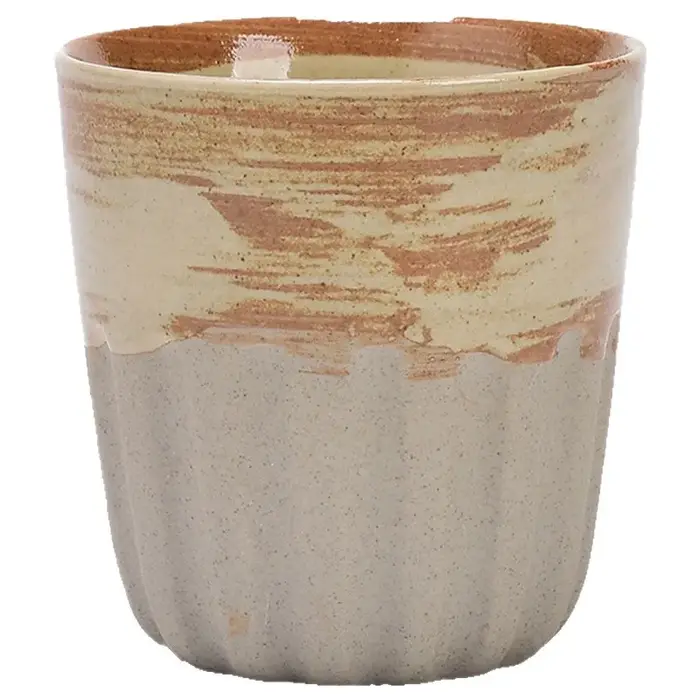 Tenir une tasse à café