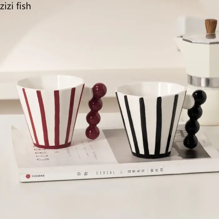 Tasse en céramique rayée rétro