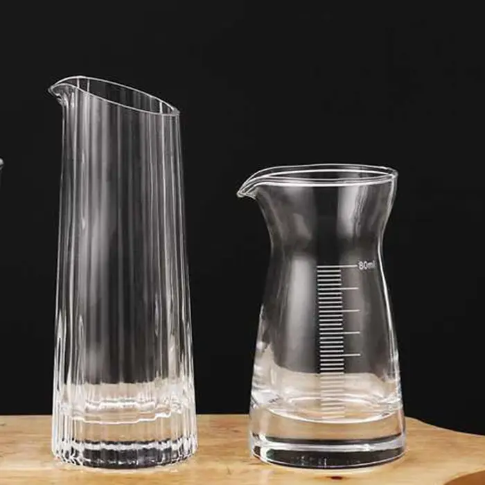 Distributeur de vin rouge transparent