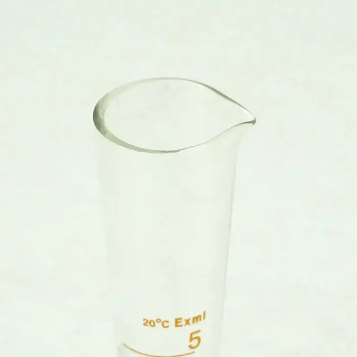 Verre de laboratoire à pied apothicaire, doseur conique gradué avec bec, 5ml
