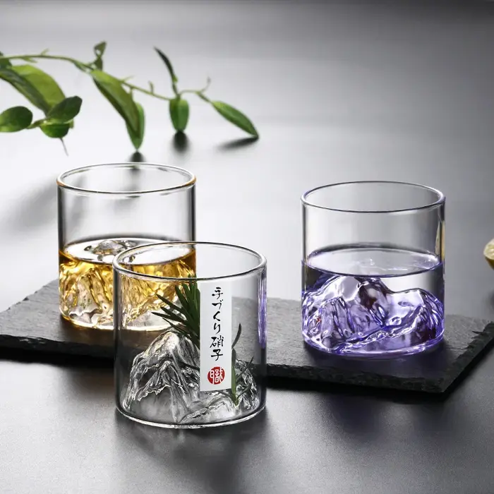 Verre créatif vue sur la montagne, Bar, glace, Cocktail, bière, thé