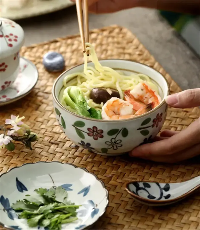 Filles à soupe de riz japonais