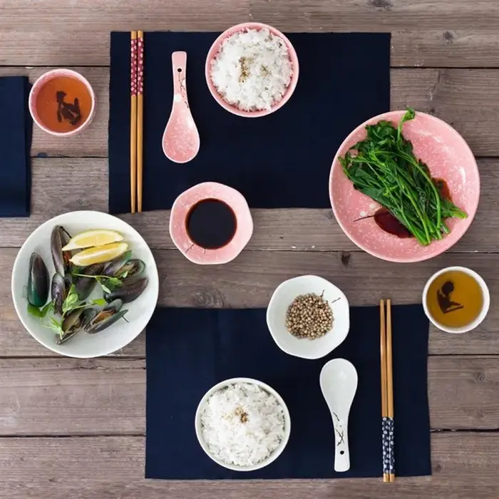 Ensemble de vaisselle en céramique de style japonais