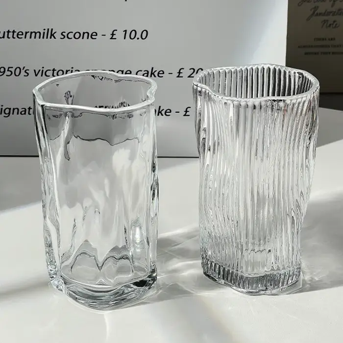 Tasse à jus en verre irrégulière pour usage domestique