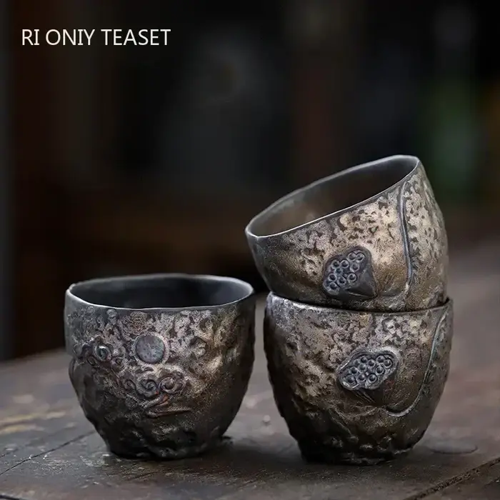 Tasse à thé dorée en poterie traditionnelle japonaise