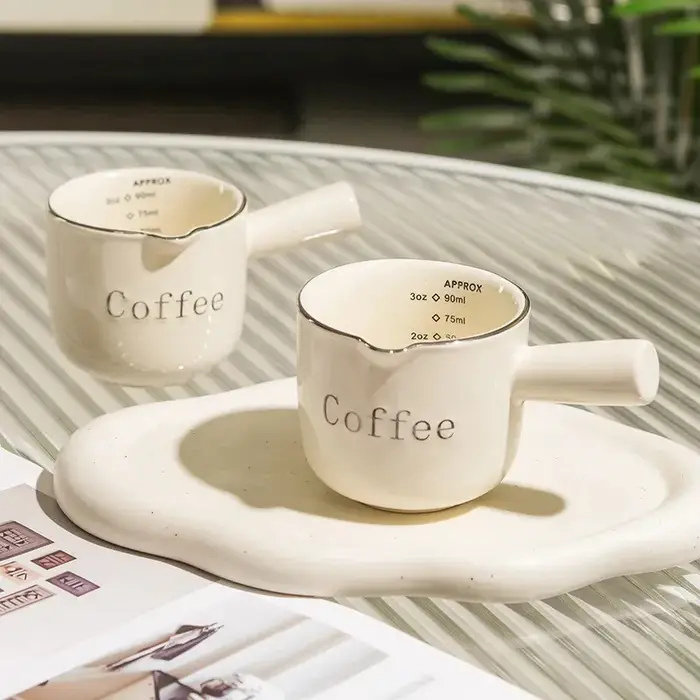 Petite tasse à lait en céramique pour café expresso avec échelle graduée
