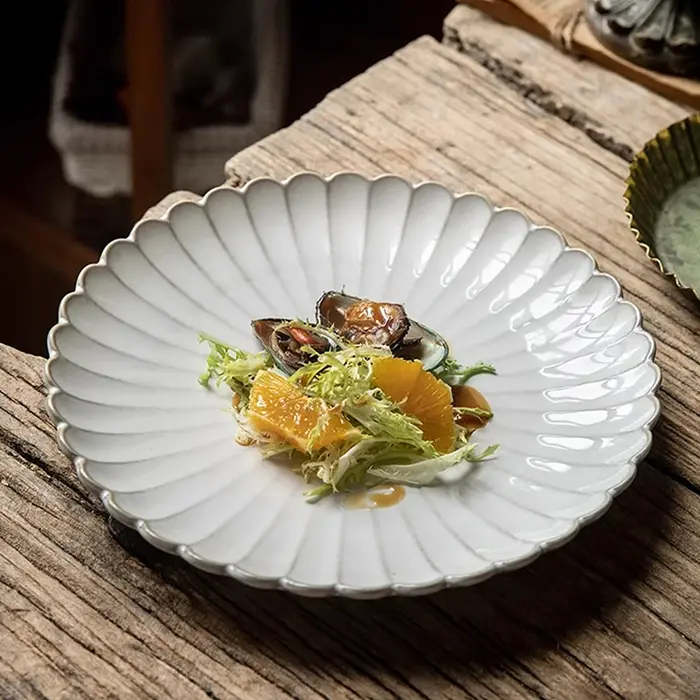 Assiette en céramique à bord de coquille rayé en relief de 8 pouces/10