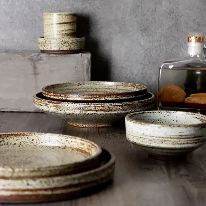 Assiettes rondes en grès faites à la main