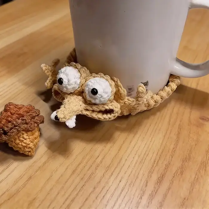 Sous-verre en forme d'écureuil crocheté à la main