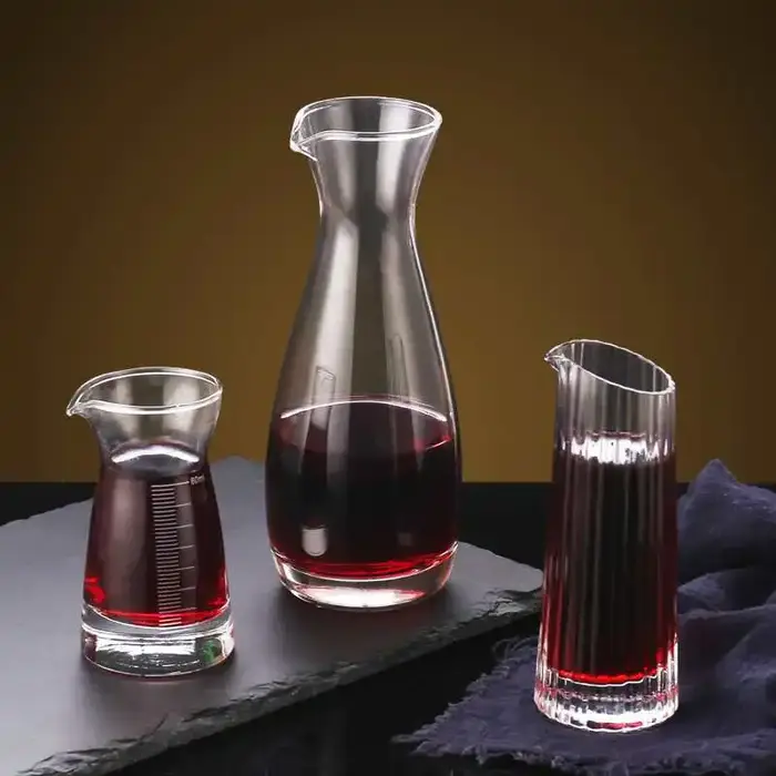 Distributeur de vin rouge transparent