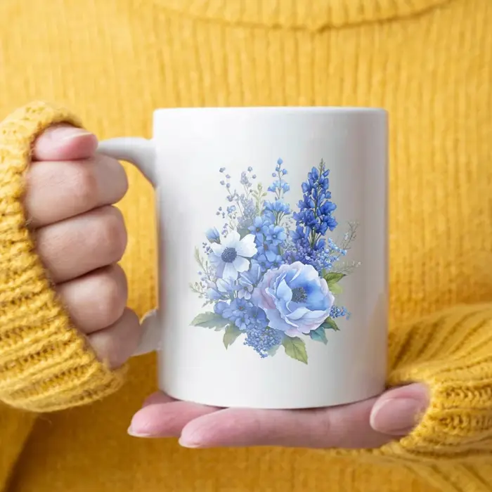 Tasse en céramique de conception florale, fleurs bleues blanches et motif de feuilles vertes pour le