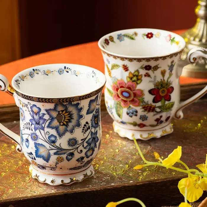 Tasse à café en porcelaine bleue et blanche française