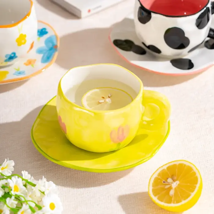 Tasse à café en céramique peinte à la main avec nuages de fleurs