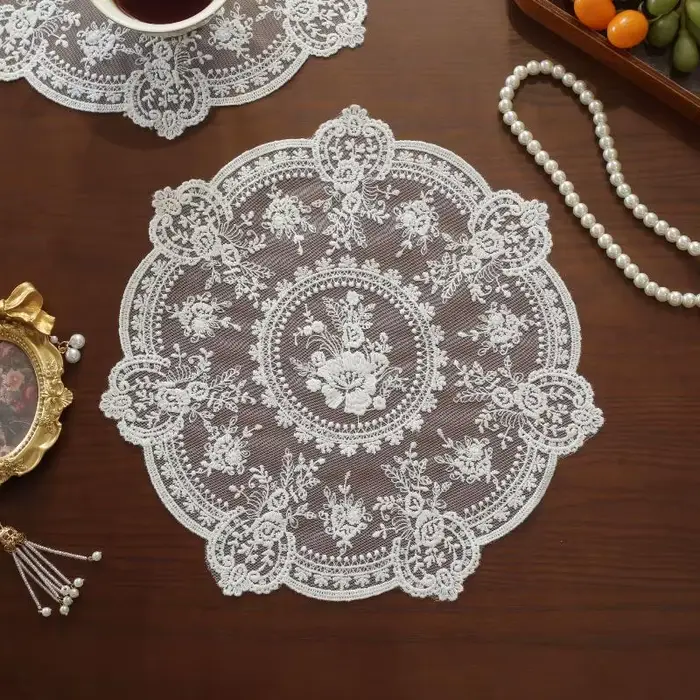Set de table rétro européen avec broderie exquise