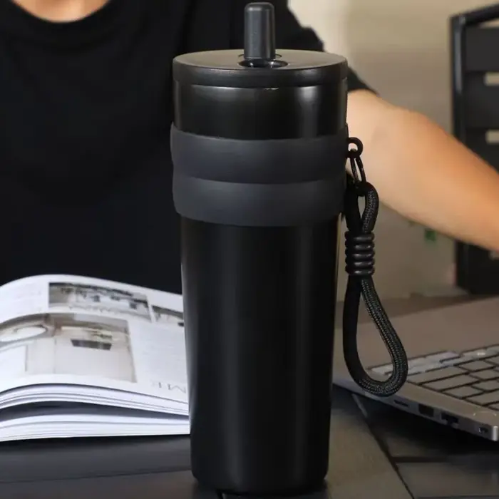 Thermos de voyage 700 ml/23 oz avec paille et couvercle anti-fuite, bouteille d'eau en métal en acie
